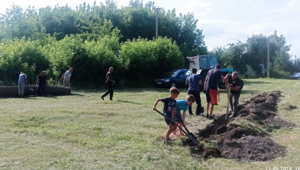 Сучасний дитячий майданчик у Довгій Луці: довгий шлях до втілення мрії дітей села