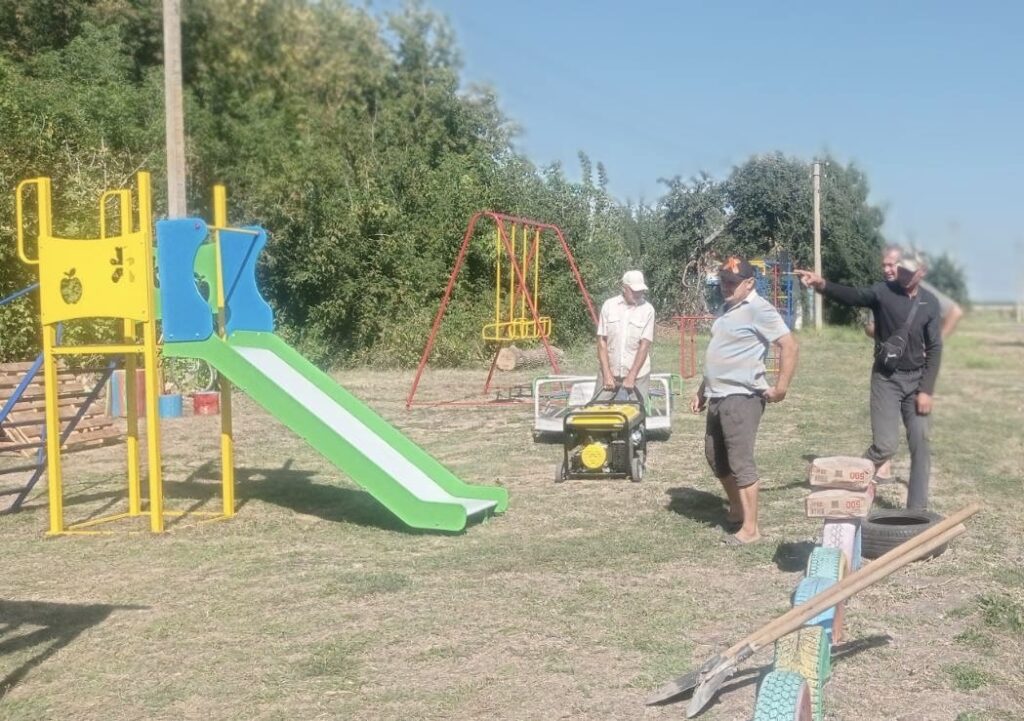 Дітвора вже освоює сучасний дитячий майданчик у Довгій Луці