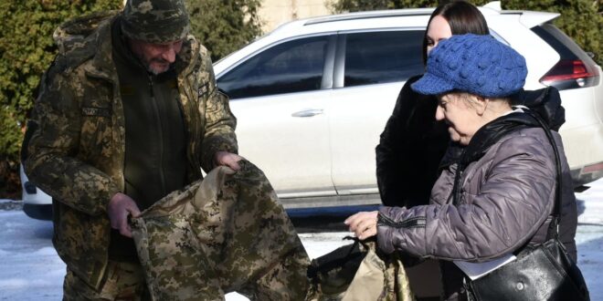 Мешканка Побиванки пошила захисні костюми для роменських добробатівців